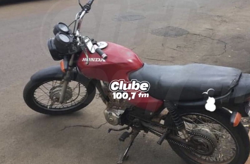BARIRI: POLÍCIA AMBIENTAL ENCONTRA MOTOCICLETA COM PLACA ADULTERADA NO CENTRO