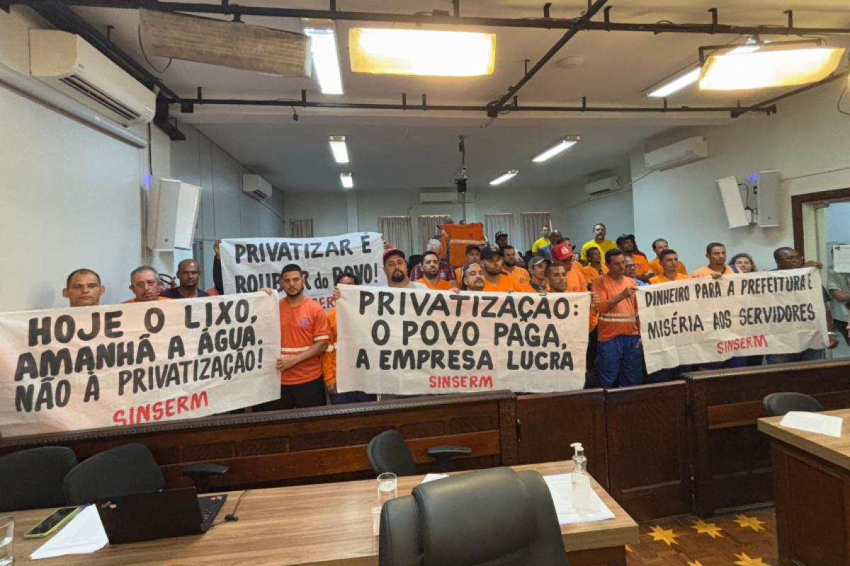​COLETORES DE LIXO PROTESTAM NA CÂMARA CONTRA CONCESSÃO DO SERVIÇO À INICIATIVA PRIVADA