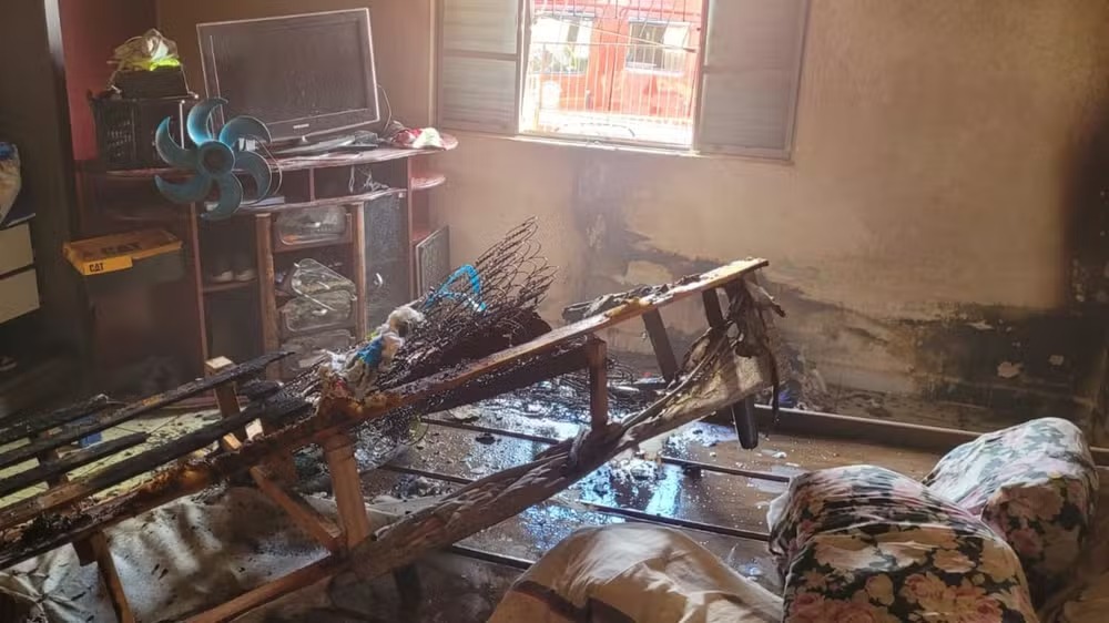 JOVEM FICA FERIDO AO ENFRENTAR INCÊNDIO DENTRO DE CASA EM OURINHOS