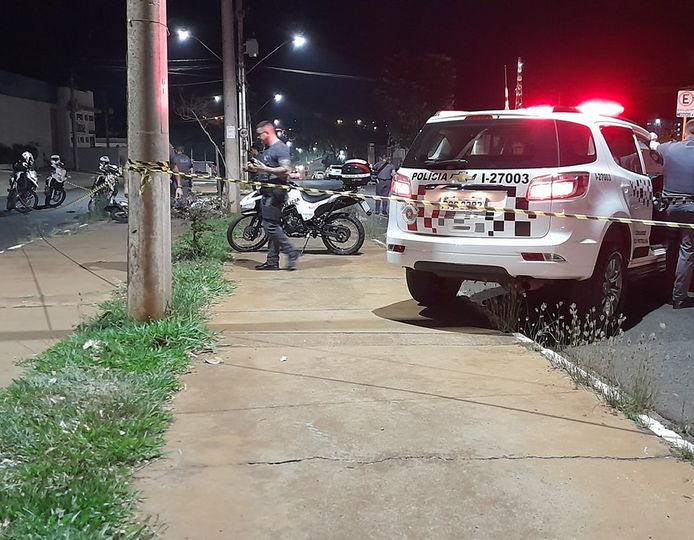 BARIRI: MOTOQUEIRO CAI DURANTE ACOMPANHAMENTO DA PM