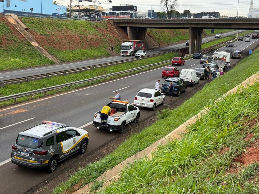 ENGAVETAMENTO COM 7 CARROS CAUSA LENTIDÃO NA RODOVIA MARECHAL RONDON EM BAURU