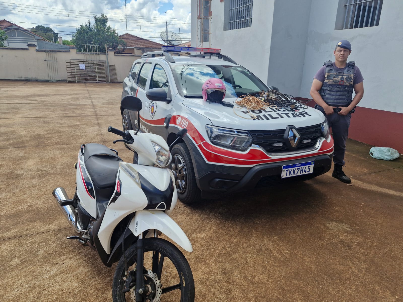 HOMEM. É PRESO APÓS FURTAR MOTOCICLETA E FERRAMENTAS EM ITAPUÍ