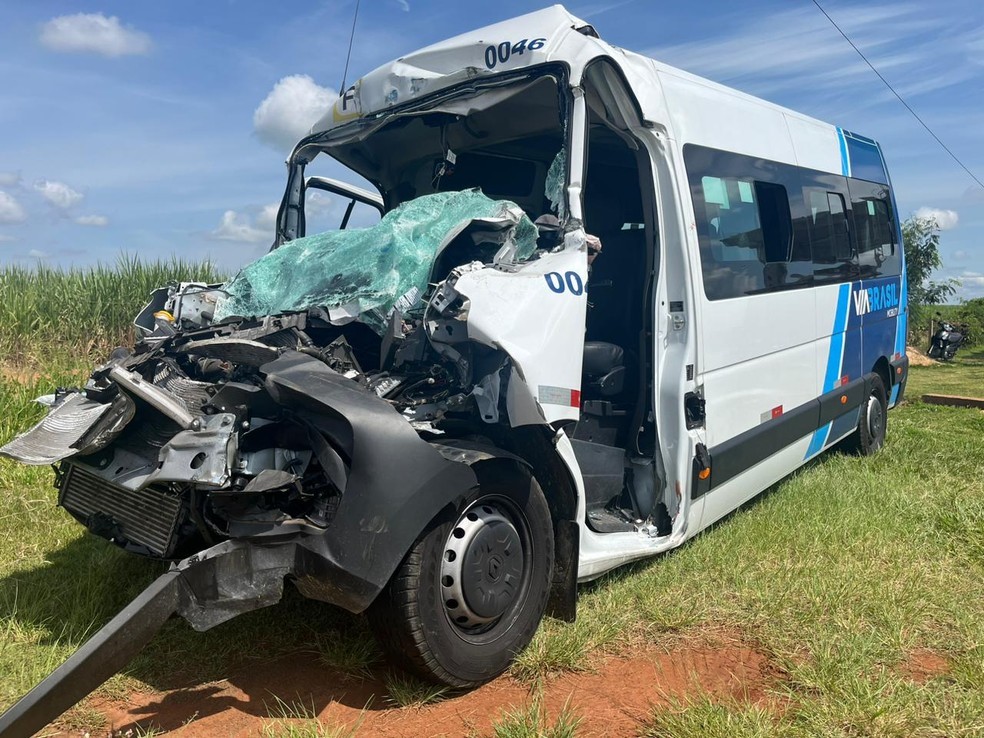 SP-255: MOTORISTA DE VAN COM PACIENTES MORRE AO BATER EM CARRETA CARREGADA DE MILHO