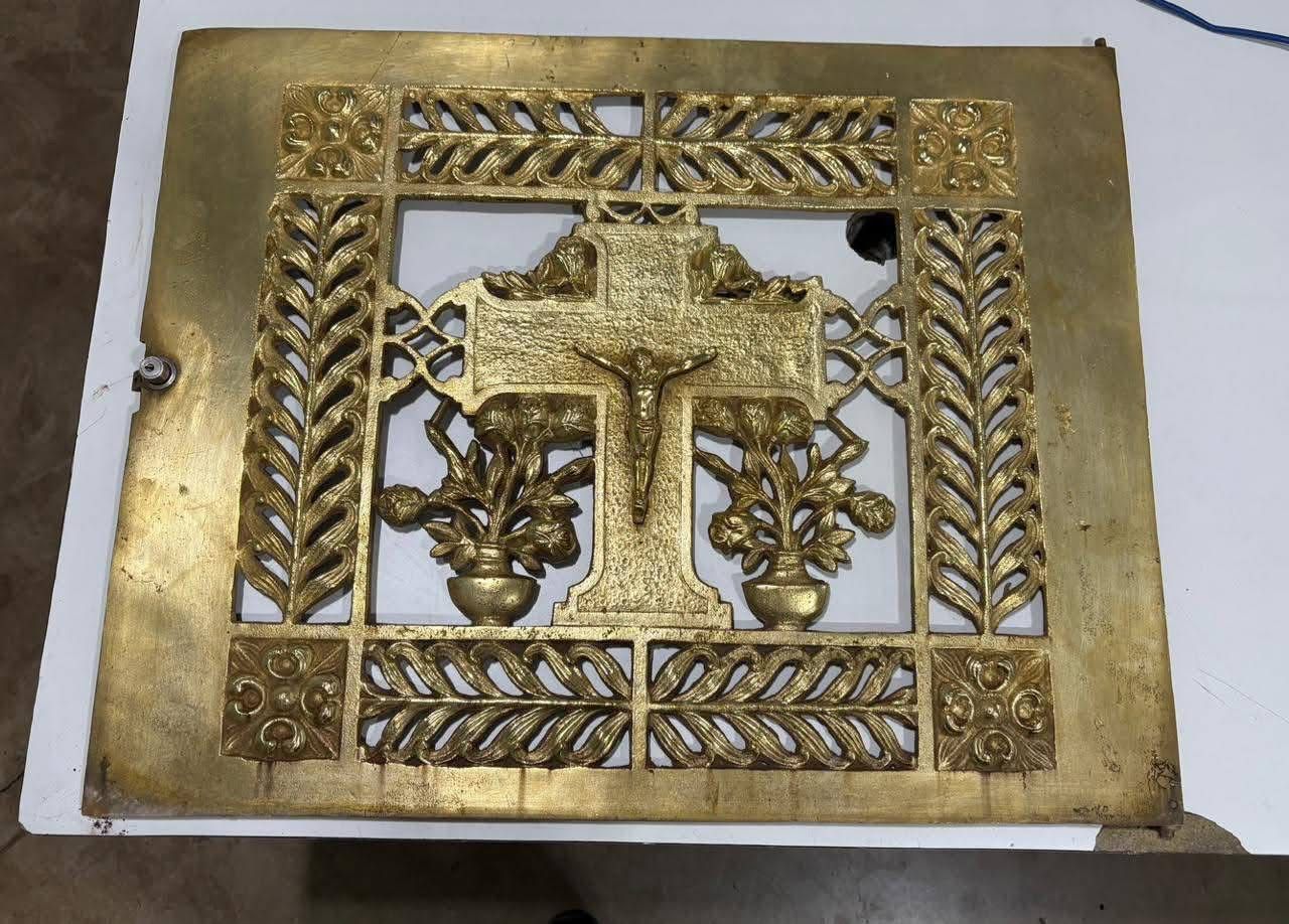 PLACAS FURTADAS DO CEMITÉRIO MUNICIPAL SÃO RECUPERADAS E ESTÃO DISPONÍVEIS PARA RETIRADA