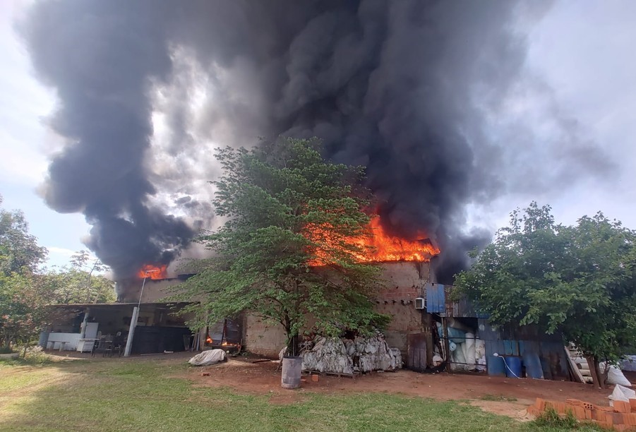 IBITINGA: INCÊNDIO DE GRANDES PROPORÇÕES CONSOME BARRACÃO DE RECICLÁVEIS