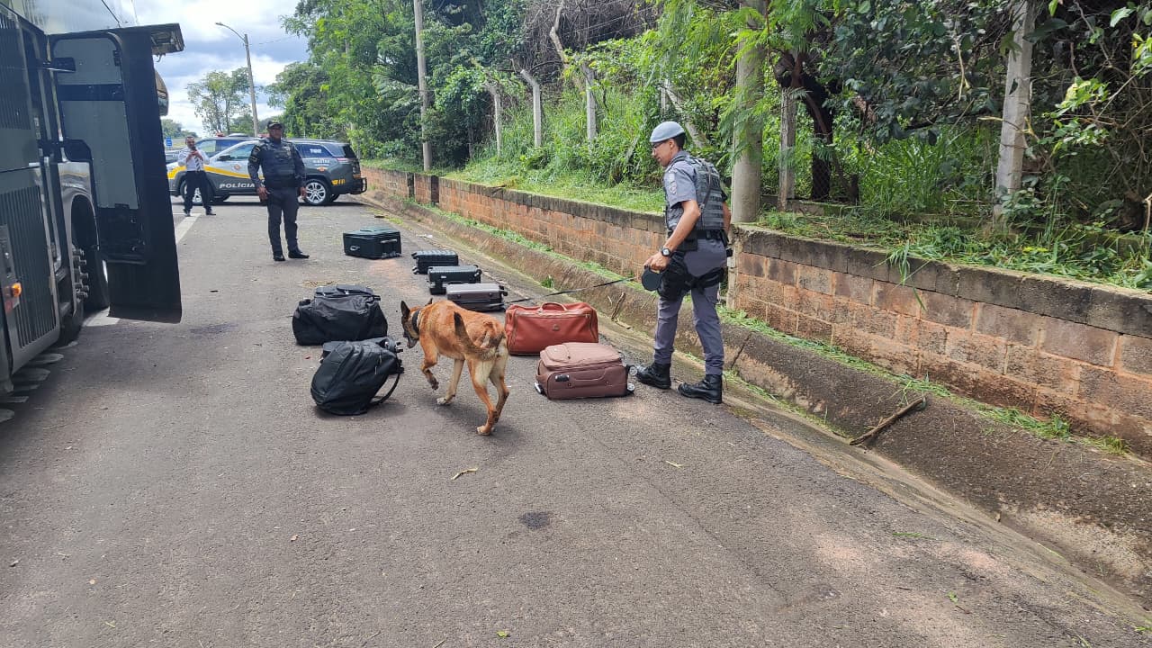 ​PASSAGEIRA É DETIDA APÓS POLÍCIA ENCONTRAR PRODUTOS IRREGULARES EM ÔNIBUS NA SP-225