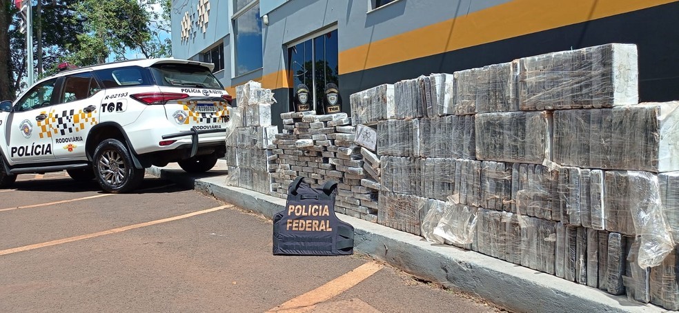SP-255: POLÍCIA FEDERAL E RODOVIÁRIA APREENDEM MAIS DE 400KG DE COCAÍNA EM FUNDO FALSO DE CAMINHÃO DURANTE OPERAÇÃO CARNAVAL