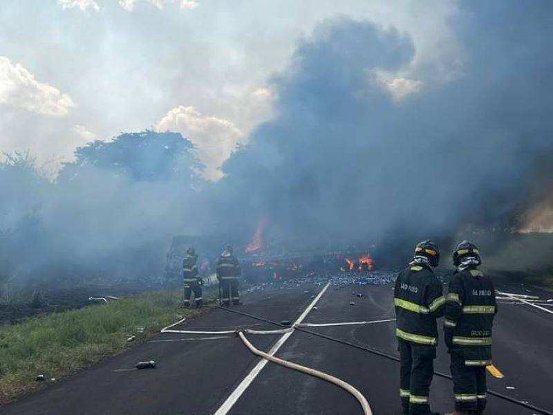 SP-304: CAMINHONEIRO MORRE APÓS COLISÃO ENTRE DUAS CARRETAS