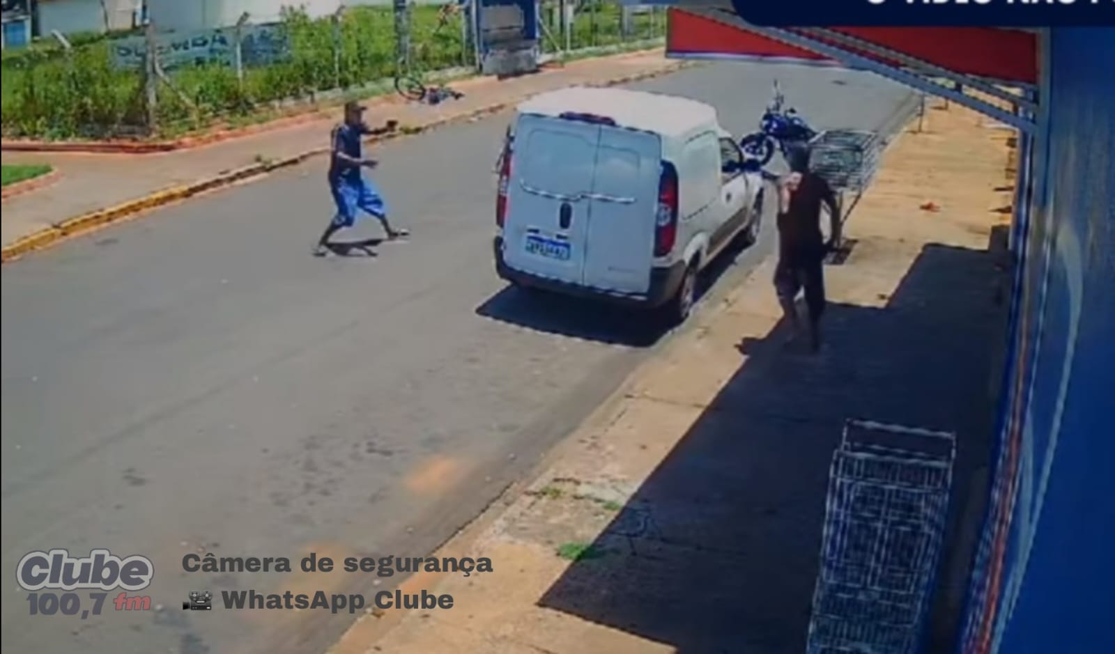 BARIRI: CÂMERA FLAGRA HOMEM ATIRANDO CONTRA OUTRO NO MEIO DA RUA