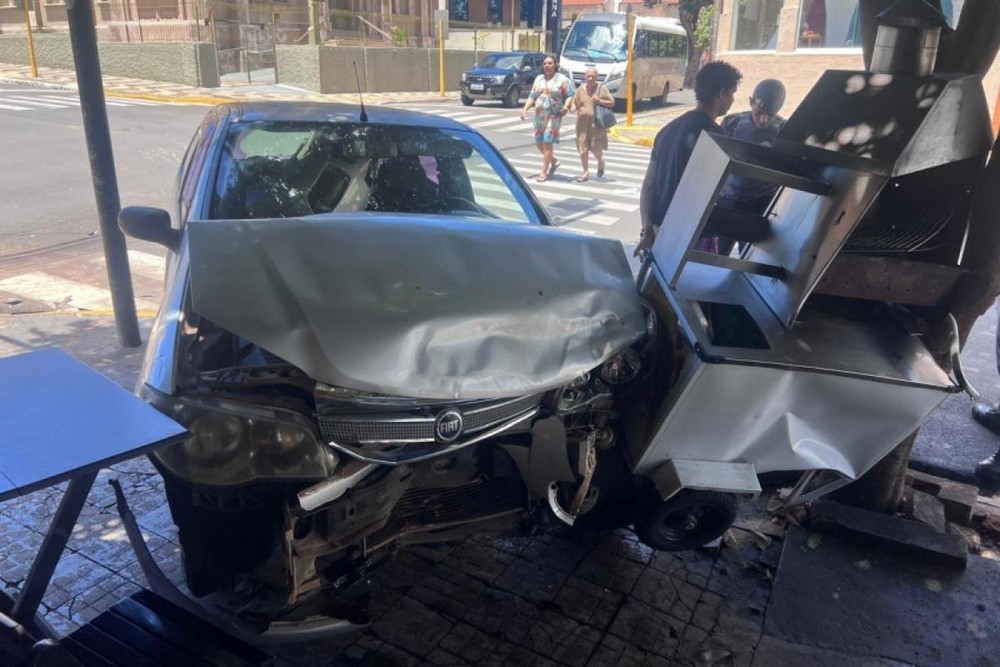 CARRO PERDE CONTROLE APÓS COLISÃO E DESTRÓI ÁREA EXTERNA DE BAR NO CENTRO DE BAURU