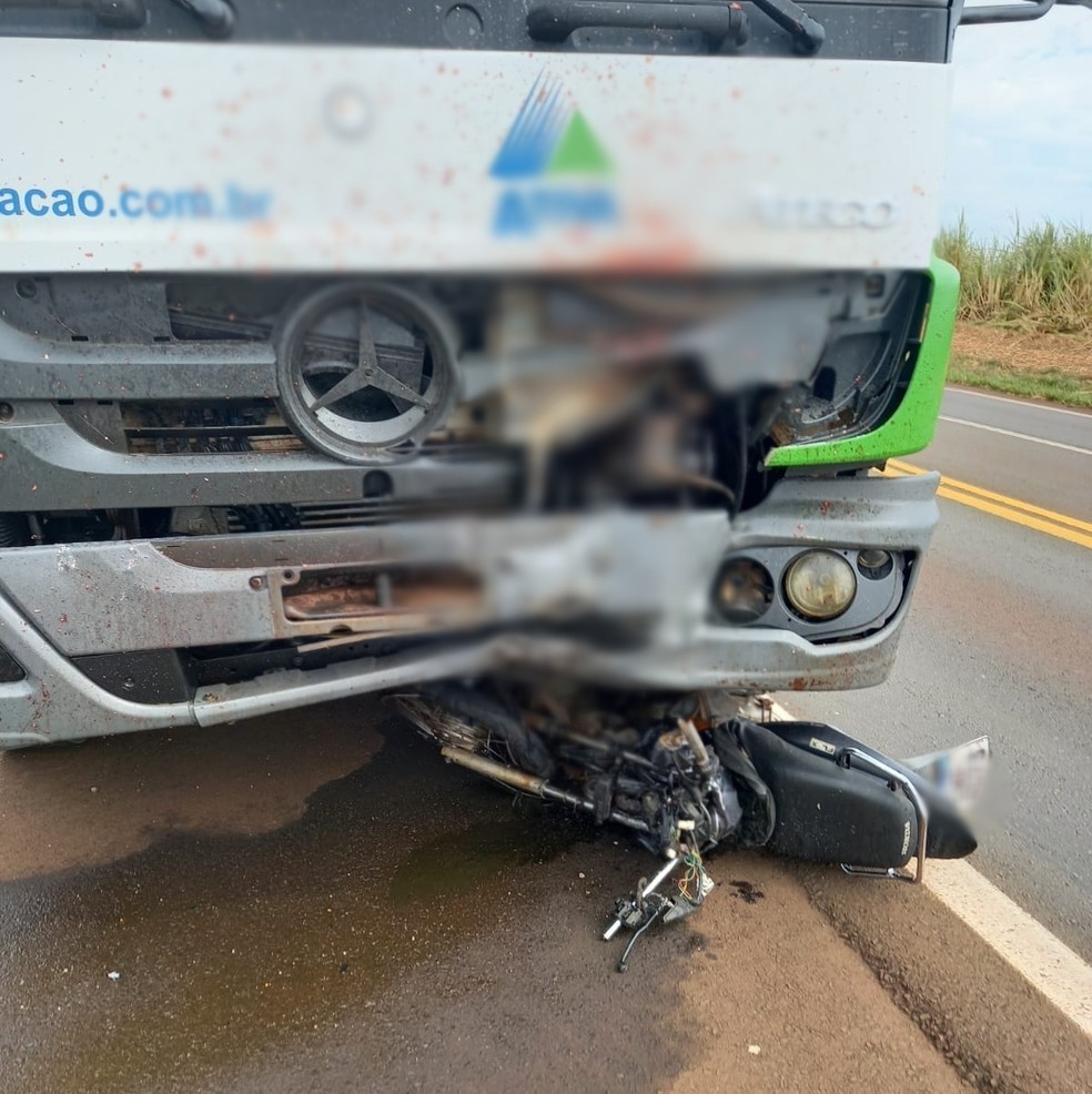 SP-261: MOTOCICLISTA MORRE APÓS BATER DE FRENTE COM CAMINHÃO