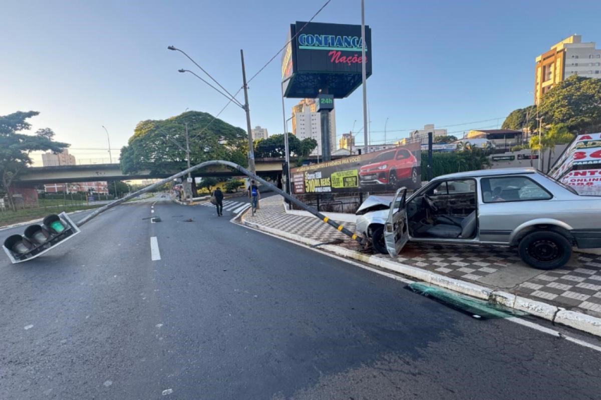 ​VEÍCULO ATINGE SEMÁFORO NA NAÇÕES UNIDAS E MOTORISTA FOGE APÓS ACIDENTE