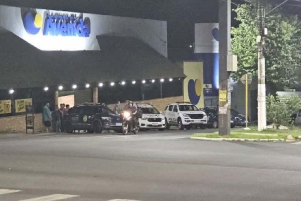 ​ASSALTO COM REFÉNS EM SUPERMERCADO DE OURINHOS MOBILIZA POLÍCIA