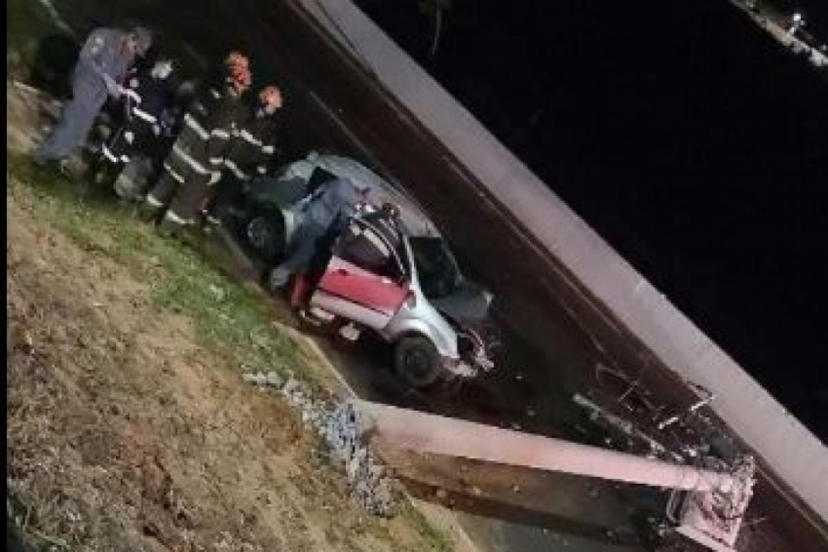 ​COLISÃO VIOLENTA DERRUBA POSTE E DEIXA MOTORISTA MORTO NA NAÇÕES NORTE, EM BAURU