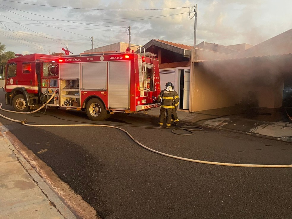 INCÊNDIO EM CASA DE CONDOMÍNIO EM ASSIS MOBILIZA BOMBEIROS E DEFESA CIVIL