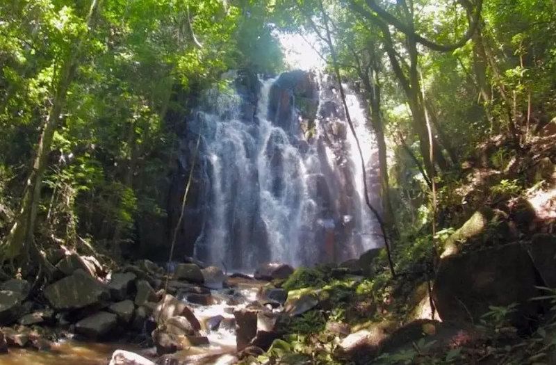 DOIS CÓRREGOS: ADOLESCENTE FICA FERIDA APÓS PEDRA ATINGIR SUA CABEÇA EM CACHOEIRA
