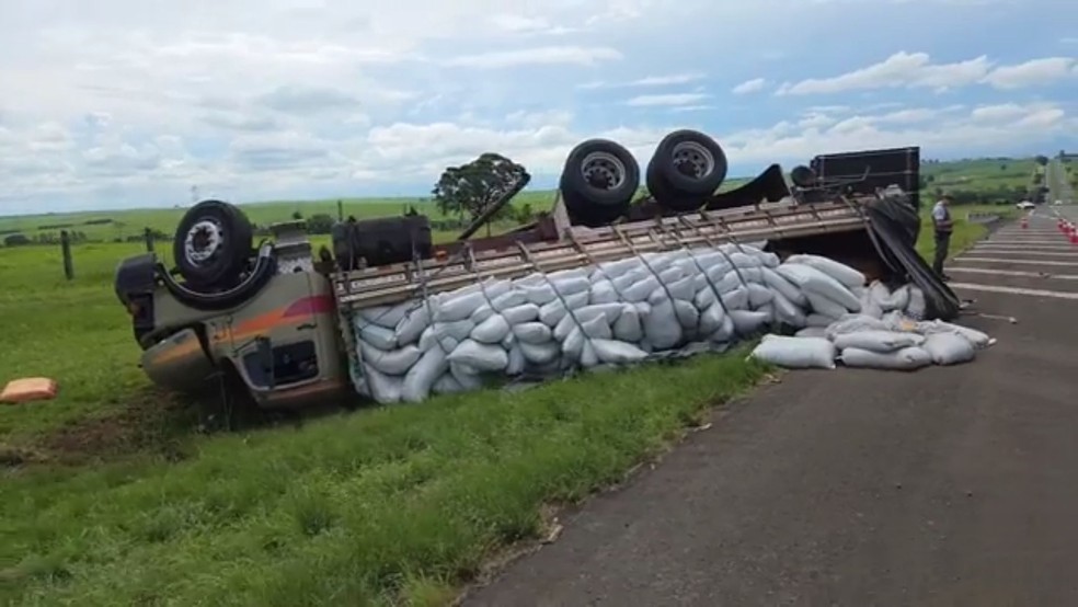 BATIDA ENTRE CAMINHÕES CAUSA CAPOTAMENTO E DEIXA FERIDOS EM RODOVIAS DA REGIÃO