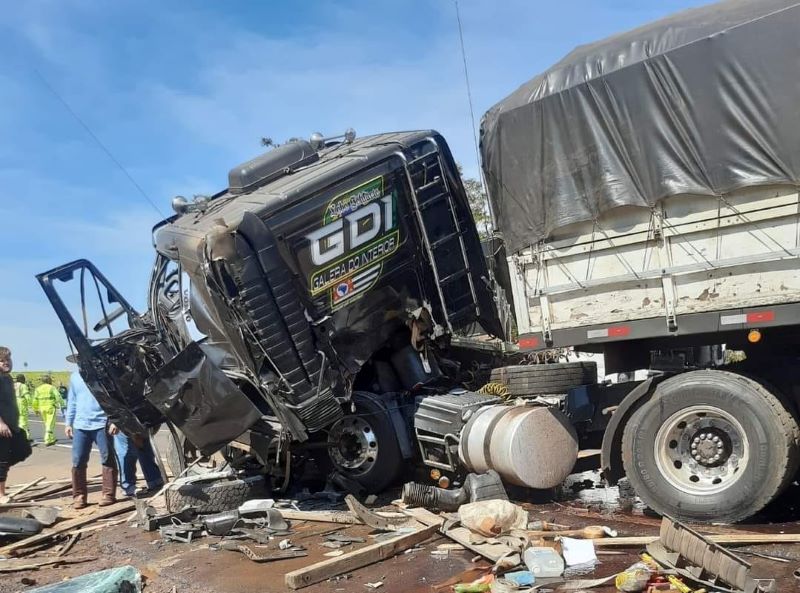 SP-304: DOIS CAMINHÕES SE CHOCAM E TRÂNSITO É INTERDITADO