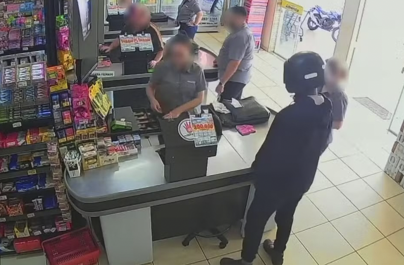 HOMEM ASSALTA SUPERMERCADO EM PEDERNEIRAS E FOGE COM QUASE R$ 4 MIL