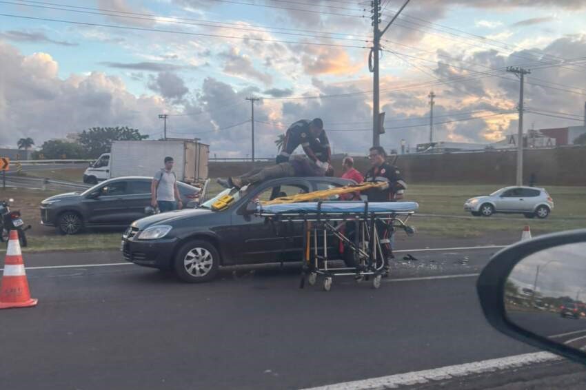 BAURU: MOTOCICLISTA E ARREMESSADO SOBRE TETO DE UM CARRO APÓS BATIDA