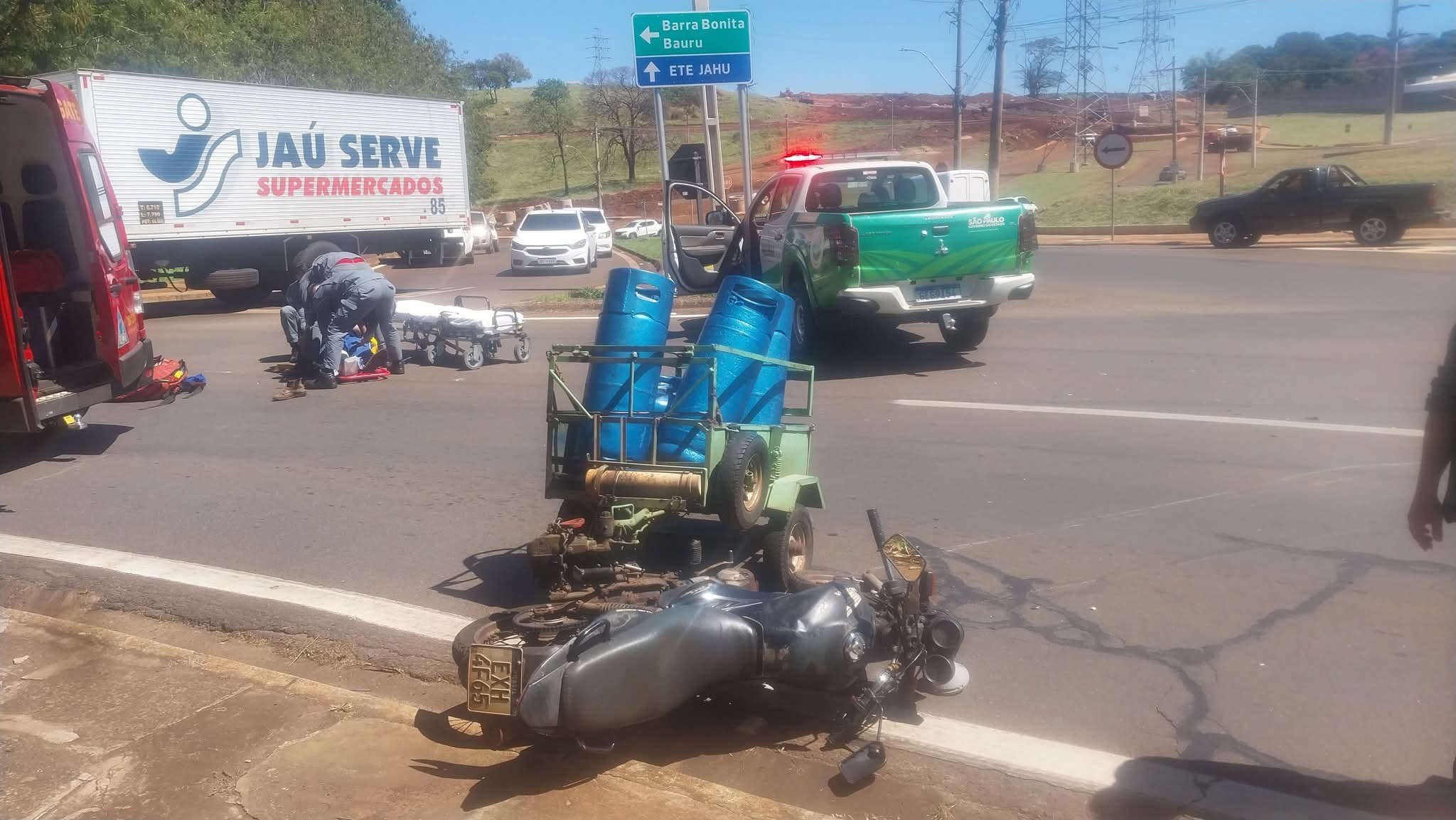 ​JAÚ: MOTOCICLISTA FICA FERIDO EM ACIDENTE COM CARRO NA ROTATÓRIA DO JARDIM SÃO JOSÉ, EM JAÚ