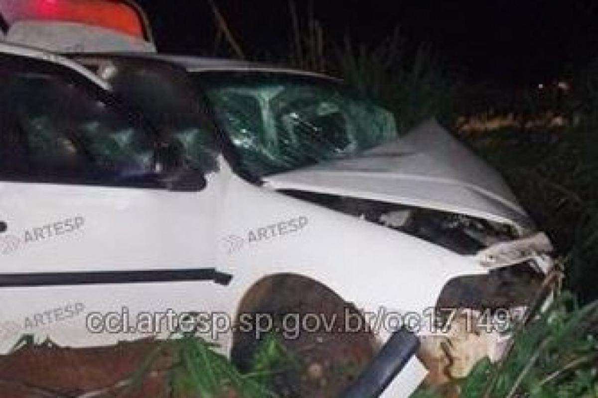 CARRO E CARRETA COLIDEM DE FRENTE NA SP-294; MOTORISTA FICA GRAVEMENTE FERIDO