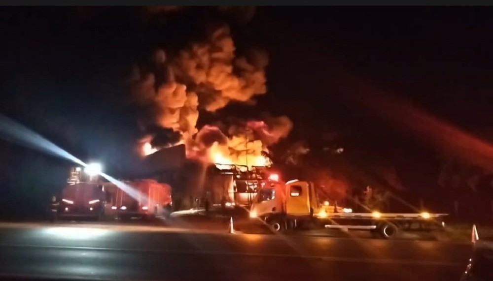 INCÊNDIO DE GRANDES PROPORÇÕES MOBILIZA BOMBEIROS EM IBITINGA; FUMAÇA PODE SER VISTA DA RODOVIA