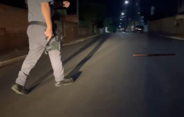 HOMEM ATACA POLICIAIS COM PEDAÇO DE MADEIRA DURANTE OCORRÊNCIA EM ITAPUÍ