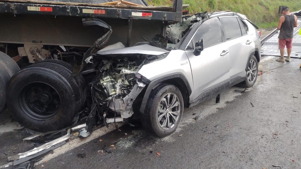 INTERIOR: PASSAGEIRA MORRE APÓS CARRO BATER EM CAMINHÃO QUE SE ENVOLVEU EM ACIDENTE COM VAN DE PACIENTES NO DIA ANTERIOR