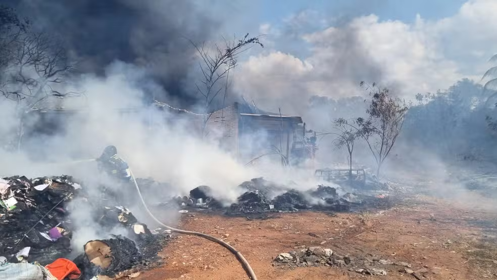 TUPÃ: INCÊNDIO DESTRÓI BARRACÃO DE RECICLÁVEIS