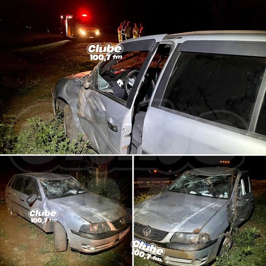 SP-261: CONDUTOR PERDE O CONTROLE E CARRO CAPOTA NO ACOSTAMENTO