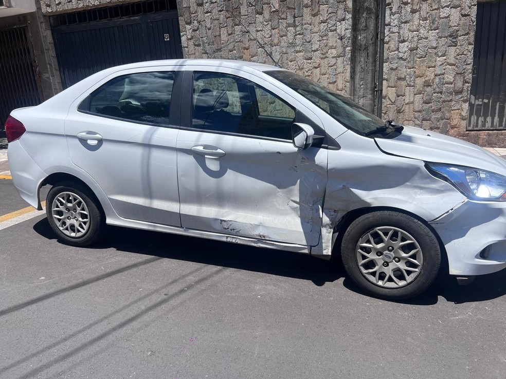 ​CARRO INVADE CALÇADA E ATINGE ÁREA EXTERNA DE BAR APÓS COLISÃO EM CRUZAMENTO DE BAURU