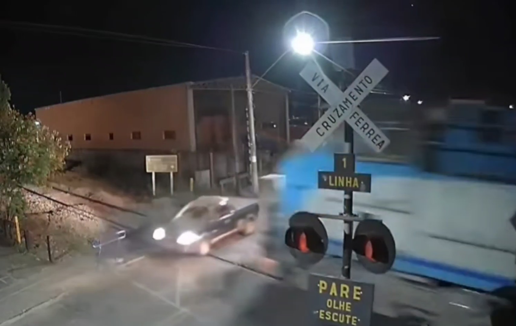 ATENÇÃO! ACIDENTE ENTRE CARRO E TREM ACENDE ALERTA SOBRE SEGURANÇA EM CRUZAMENTOS FERROVIÁRIOS