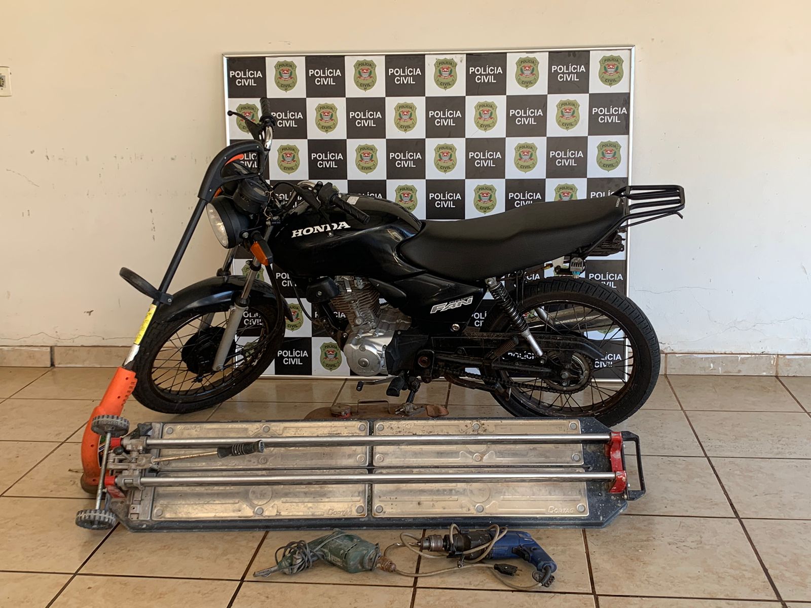 BARIRI: POLÍCIA RECUPERA MOTOCICLETA E ITENS FURTADOS