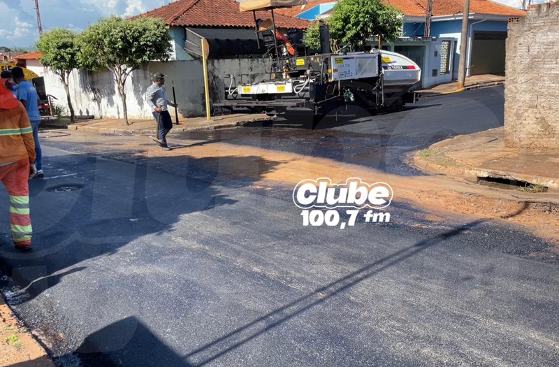 BARIRI: PROGRAMA DE RECAPE ASFÁLTICO COMEÇA COM 27 RUAS
