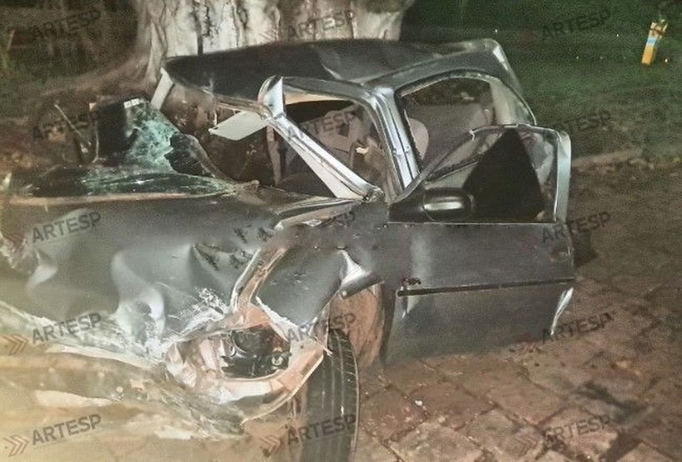 ​JOVEM MORRE EM ACIDENTE APÓS CARRO COLIDIR COM DEFENSA METÁLICA E SER ESMAGADO POR CARRETA EM SP