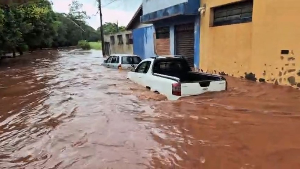 ​CHUVA EXTREMA EM 45 MINUTOS CAUSA ALAGAMENTOS E DESLIZAMENTO NO INTERIOR DE SP