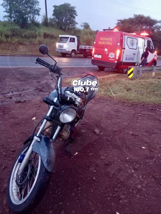 SP-261: MOTOCICLISTA FICA FERIDA APÓS CAIR NA RODOVIA