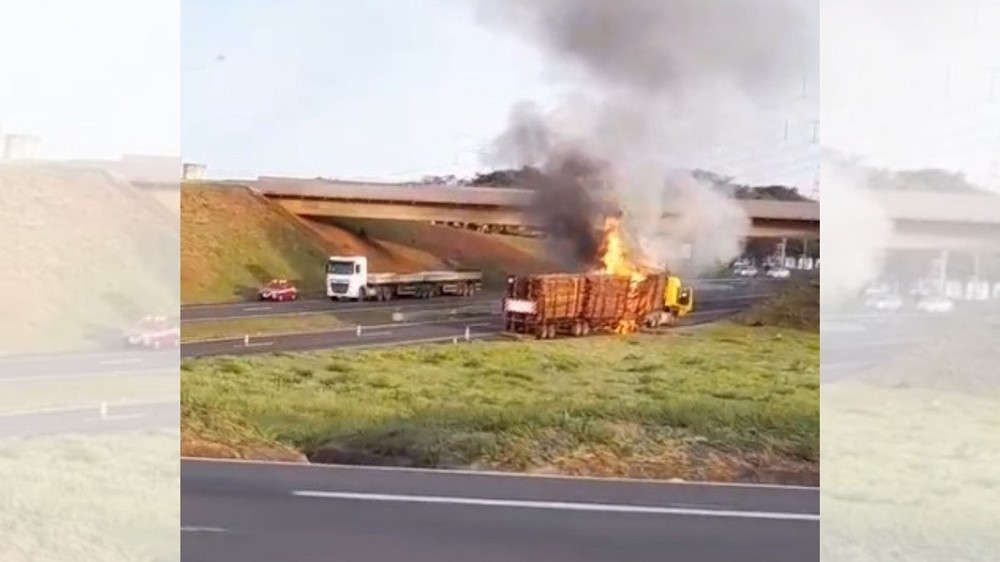 ​CAMINHÃO COM CARGA DE MADEIRA PEGA FOGO E INTERDITA TRECHO DA MARECHAL RONDON EM BAURU