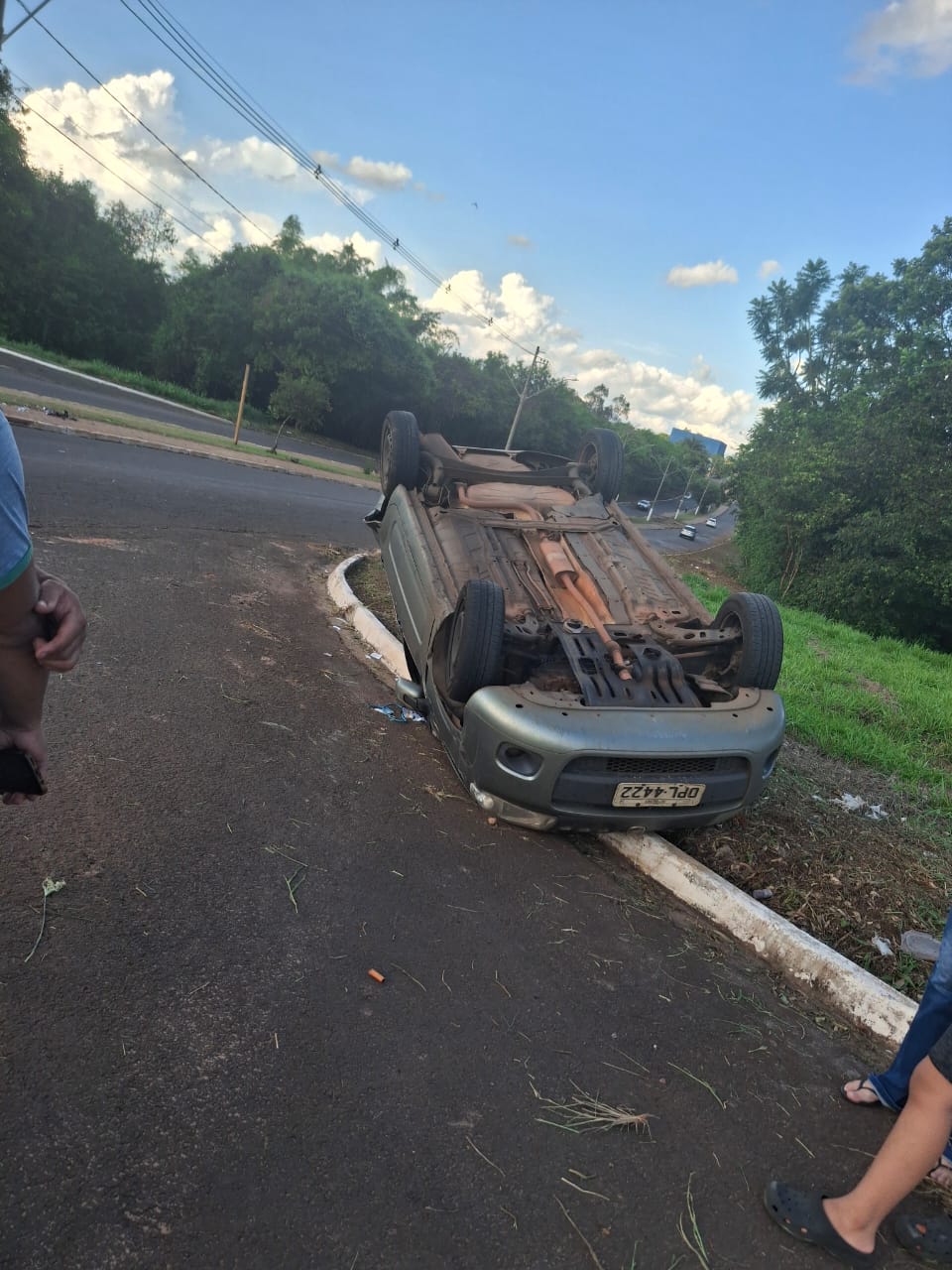 CARRO CAPOTA APÓS SER ATINGIDO POR VEÍCULO EM ALTA VELOCIDADE EM BARIRI