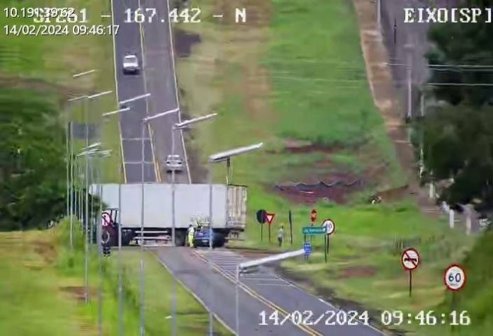 SP-261: CARRETA ATOLA NA RODOVIA AO REALIZAR CONVERSÃO, FAIXAS JÁ FORAM LIBERADAS