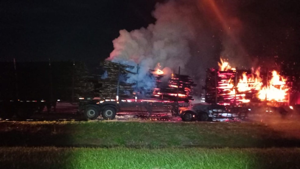 BAURU: CARRETA CARREGADA COM 70 TONELADAS DE MADEIRA PEGA FOGO