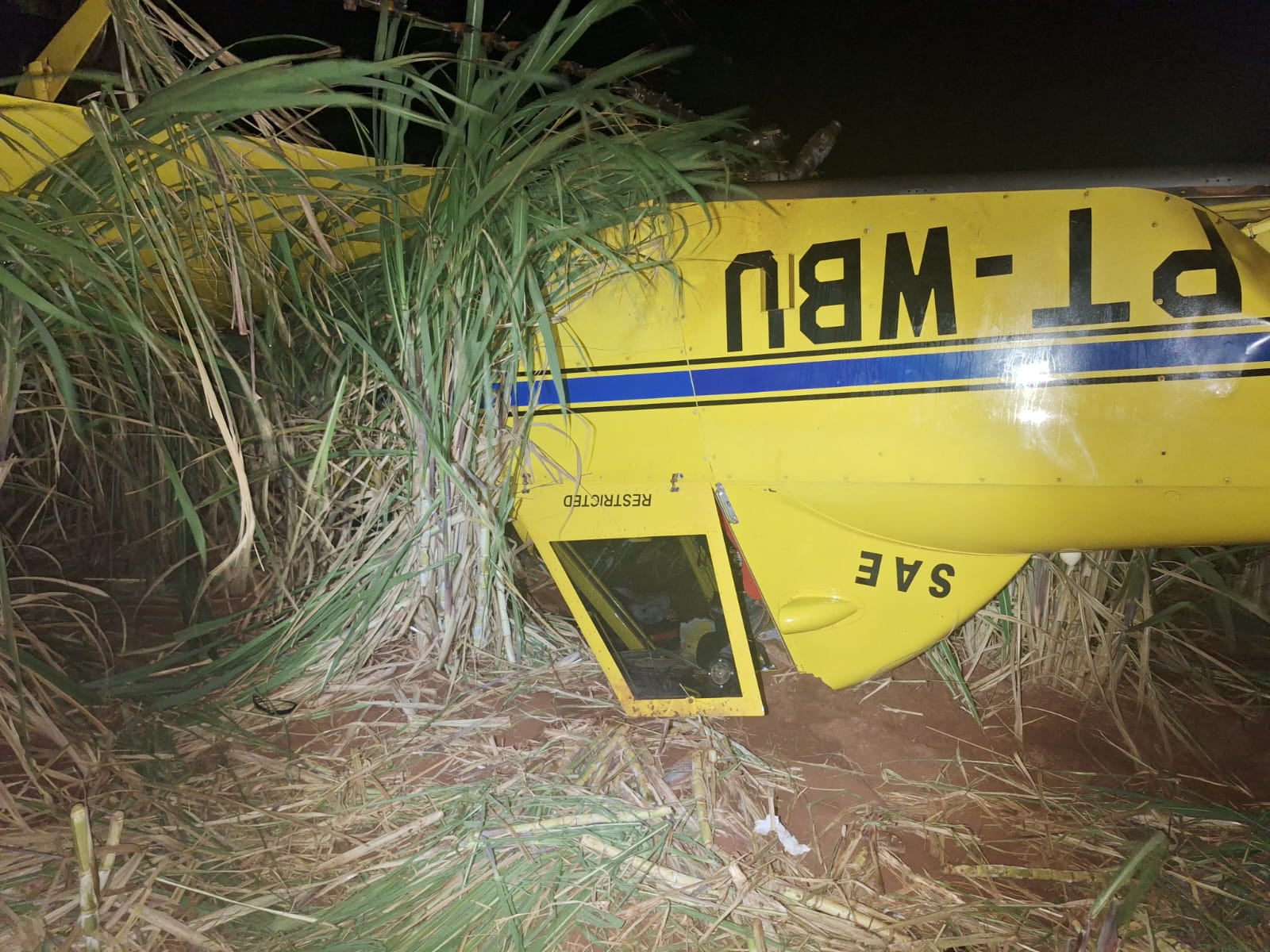 AVIÃO AGRÍCOLA CAI EM ÁREA RURAL E MATA PILOTO ENTRE JAÚ E BARRA BONITA (SP)