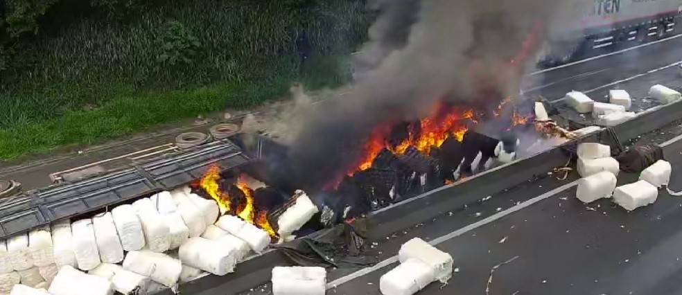 DOIS CÓRREGOS: CARRETA QUE TRANSPORTAVA ALGODÃO TOMBA E CARGA PEGA FOGO