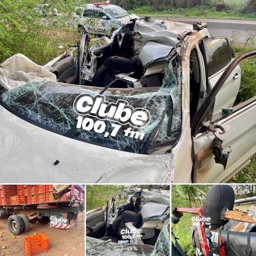 SP-304: CARRO COLIDE NA TRASEIRA DE CAMINHÃO COM LARANJAS