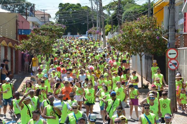 LENÇOIS PAULISTA: LENÇÓIS FOLIA TERÁ SHOWS, DESFILE DE BLOCOS, BANHO DE ESPUMA E BRINQUEDOS INFLÁVEIS.
