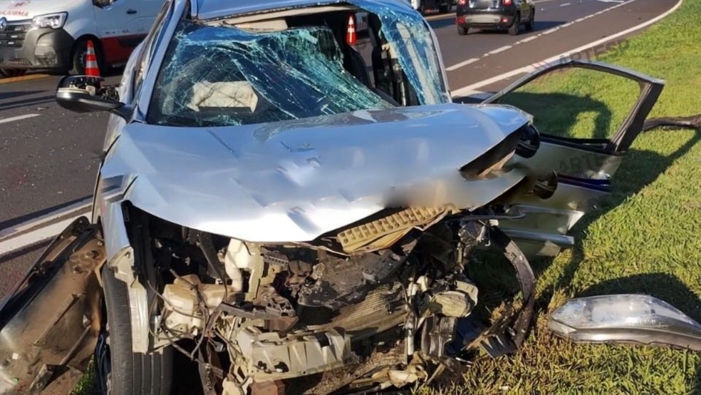 ​MOTORISTA MORRE EM BATIDA FRONTAL ENTRE DOIS CARROS EM RODOVIA DO INTERIOR DE SP