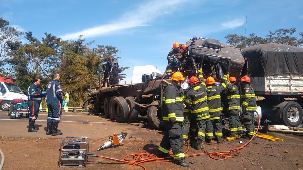 SP-304: CAMINHONEIRO SAI ILESO APÓS FICAR PRESO ÀS FERRAGENS