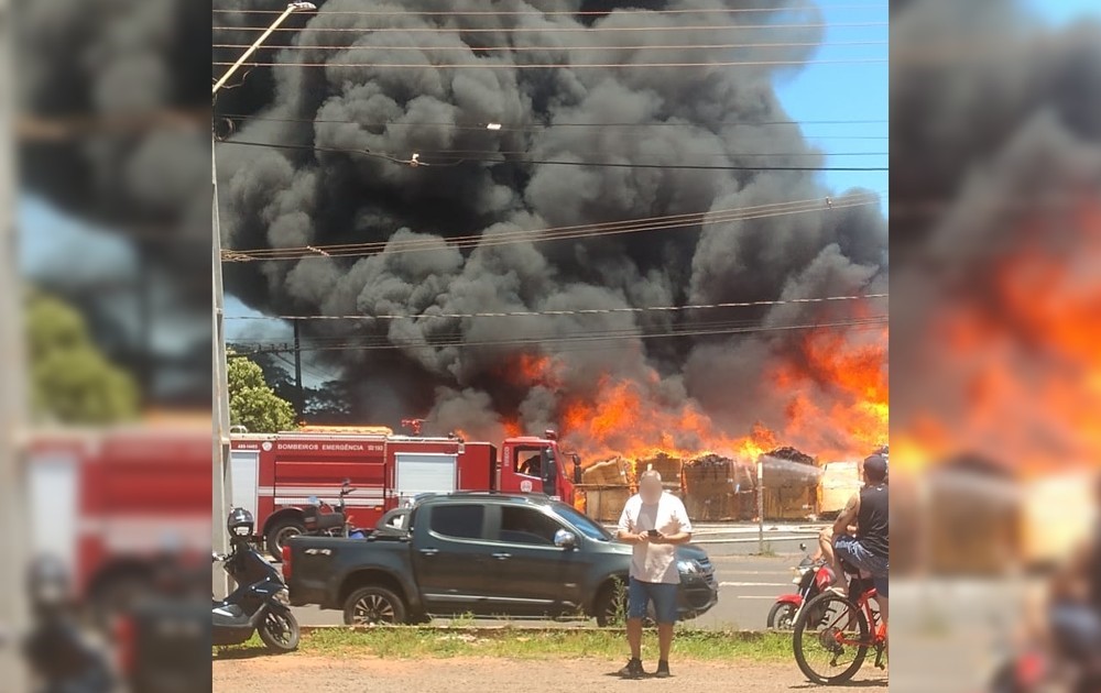 ​INCÊNDIO GIGANTE TOMA LOJA DE PNEUS EM ASSIS E GERA NUVEM DE FUMAÇA VISTA POR TODA A CIDADE