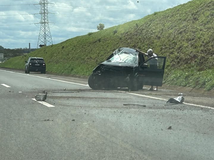 CARRO CAPOTA E INVADE PISTA CONTRÁRIA NA RODOVIA JAÚ–BAURU